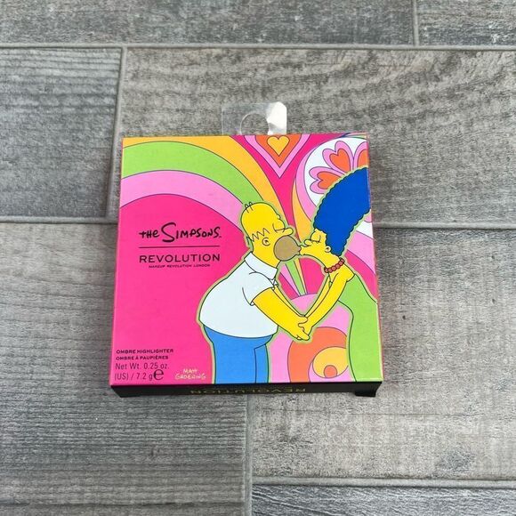 Makeup Revolution The Simpson's Ombré Summer Of Love Highlighter: First Kiss. - Picture 2 of 5